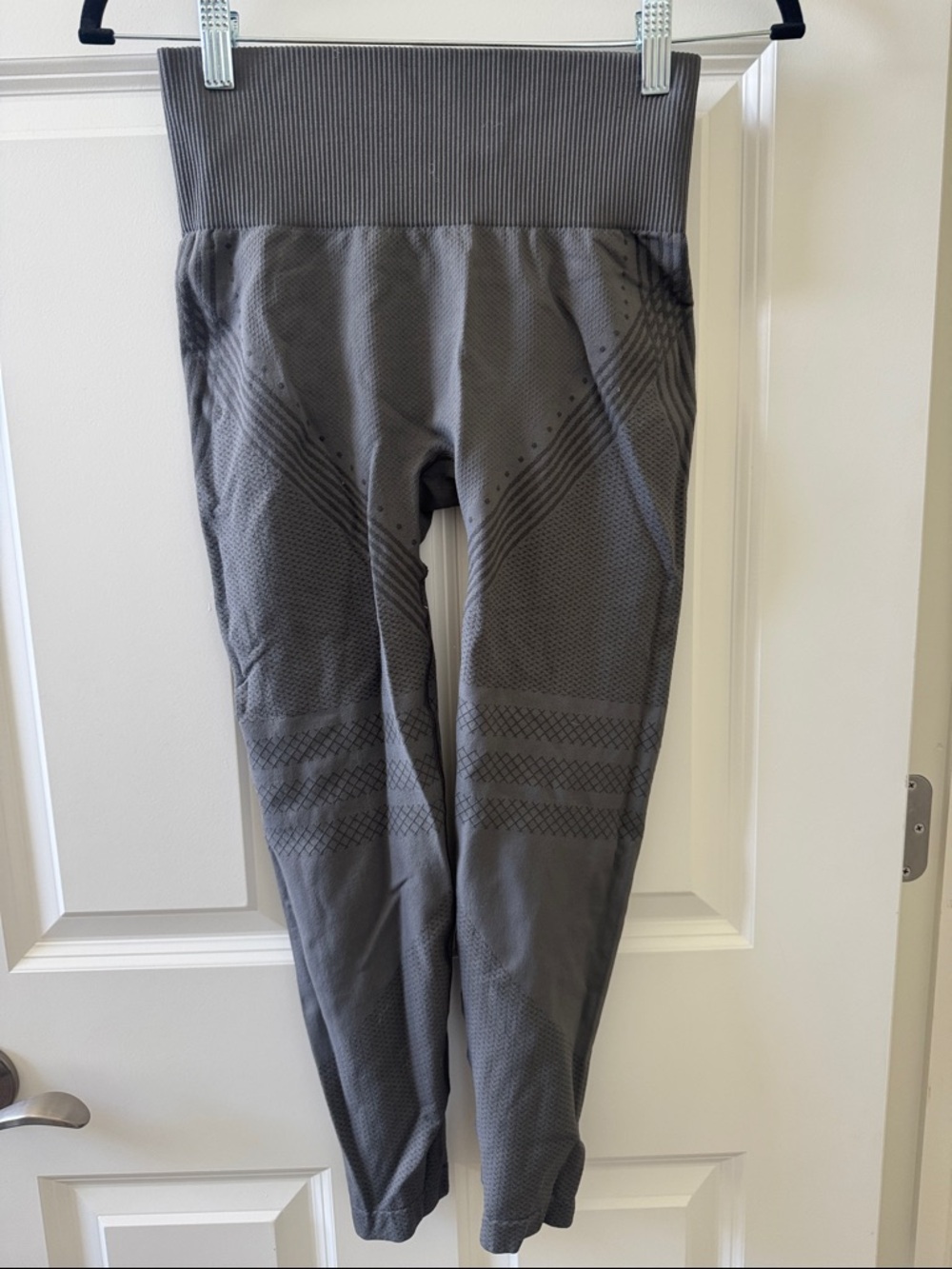 Grey Cropped High-Waisted Scrunch Leggings Size M